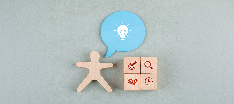 Model of a man in wood with an idea bubble